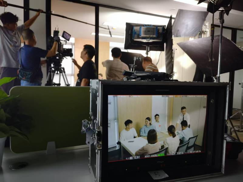 雁塔区TVC拍摄公司：科技产品视觉化大师，诠释未来感与功能美学
